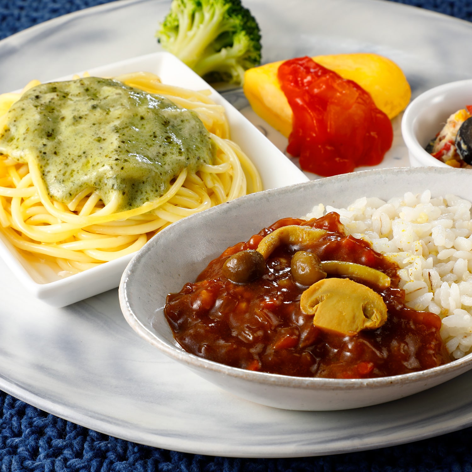 ウーディッシュ きのこのカレーとバジルクリームパスタ